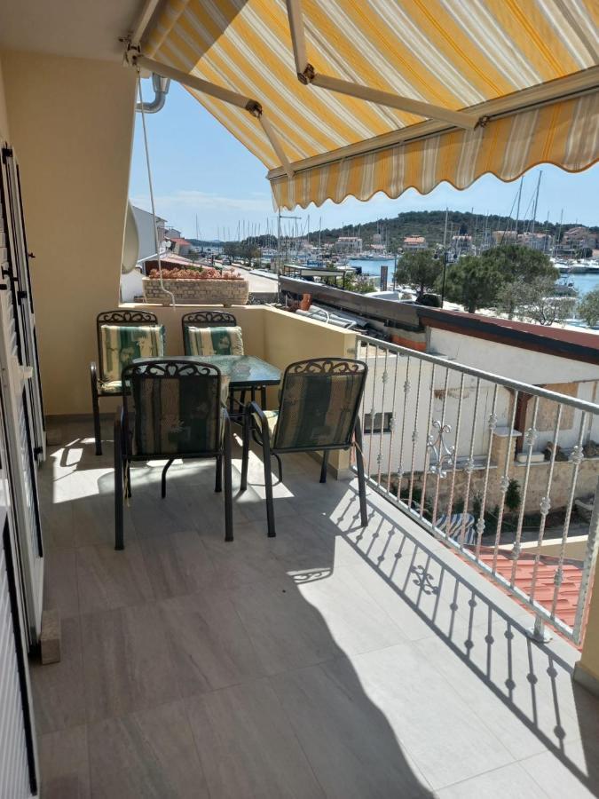Apartman Rebeka Jezera Bagian luar foto